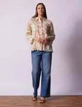 Chaqueta de lino marca Ruby Rd, con cuello con solapa, abertura central con botones, ruedo y puños bordados.