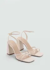 Sandalias color beige con tiras finas, cierre de tira con hebilla y tacón bloque de 8 cm.