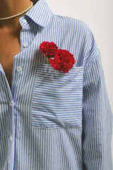 Conjunto con camisa de rayas celestes y blancas y short suelto a juego.