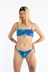 Bombacha de bikini vedetina con estampado abstracto en tonos azules.