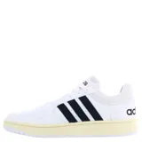 Tenis de diseño clásico en color blanco con detalles en negro y suela amarilla de Adidas.