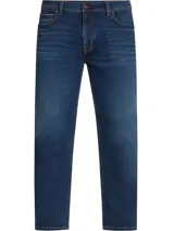 Pantalón de jean azul oscuro, corte recto, con cierre de botón y cremallera, cinco bolsillos y parche con logo de Tommy Hilfiger bordado en la parte trasera.
