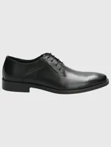 Zapato de vestir formal de cuero color marrón oscuro, con cordones y suela de goma.