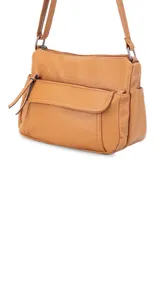 Bandolera negra de cuero sintético con correa ajustable. Tiene dos bolsillos frontales, uno con tapa y cierre, y un interior espacioso con bolsillos.