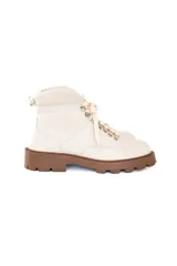 Borcego acordonado color crudo, con suela marrón de goma con plataforma y cordones al tono.