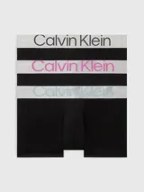 Pack de tres bóxers Calvin Klein de corte bajo, confeccionados en microfibra negra con cinturilla elástica plateada con el logo de la marca.