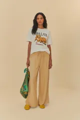 Pantalón de lino color beige, de corte ancho y cintura elástica.