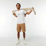 Camiseta blanca de manga corta con estampado en la espalda de una playa con palmeras y la frase "Sunset Hours".
