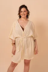 Túnica color beige confeccionada en broderie elastizado con cordón de algodón.