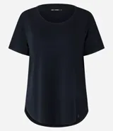 Remera deportiva azul marino de microfibra, corte amplio, mangas cortas, cuello redondo sellado y bajo redondeado.
