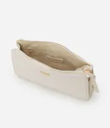 Cartera bandolera pequeña de poliuretano negro, con correa larga y cierre de cremallera.