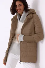 Campera corta matelassé color visón, con cuello alto, capucha desmontable y puños tejidos.