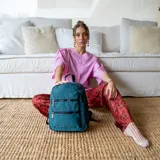 Mochila color beige de tafeta con apertura superior con cierre y tiradores metálicos. Incluye bolsillos internos, bolsillo con doble cierre metálico al frente, asas rígidas de mano y correas regulables para colgar en la espalda.