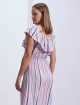 Vestido largo de modal estampado a rayas verticales en tonos azul, rojo, blanco y gris. Tiene cuello redondo con volados y cintura elastizada.