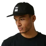 Gorro negro de cinco paneles con visera plana y parche bordado en el frente con diseño abstracto en blanco y negro.