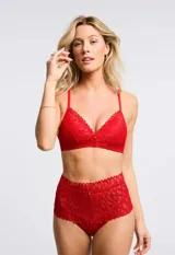 Soutien de encaje rojo, marca Montelle, sin aro y con copa formada. Abrocha detrás en tres posiciones.