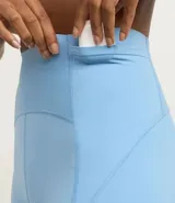 Conjunto deportivo de dos piezas, color fucsia vibrante, compuesto por un top deportivo de escote redondo y una bermuda ciclista de tiro alto.