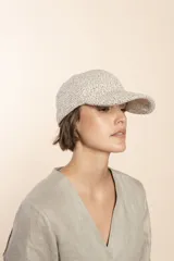 Gorra de lana color crudo con visera.