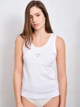 Musculosa blanca de rib con escote redondo y breteles anchos.