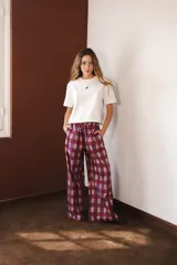 Remera blanca de algodón con cuello redondo y manga corta. Presenta un pequeño bordado de un pato en el pecho.