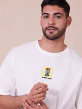 Remera blanca de algodón con cuello redondo y estampado pequeño en el pecho.