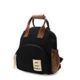 Mochila pequeña de tela color beige con detalles en rosa y amarillo. Tiene un bolsillo frontal acolchado con cierre y un parche con la inscripción "paix amour bonheur".