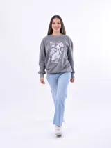 Pantalón de jean celeste, corte recto y tiro alto.