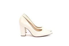 Zapatos de charol blanco con taco de 10 cm, de corte elegante y designado para ocasiones formales.