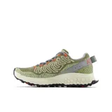 Championes New Balance Fresh Foam X Hierro V7, color verde oliva con detalles en gris y naranja.