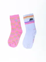 Pack de dos pares de medias de algodón con diseños diferentes. Un par es blanco con rayas horizontales de colores y un dibujo de Stitch. El otro par es rosa con estrellas amarillas.