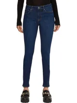 Jeans de calce ajustado color azul oscuro, con diseño de cinco bolsillos, cierre de botón y cremallera, detalles distintivos de Tommy Hilfiger, logo sobre el bolsillo posterior y parche en la cintura.