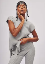 Casquete tejido a mano en croché tipo rejilla en motivos florales multicolor.