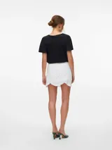 Short pollera blanco de tejido plano de algodón con detalle de puntilla calada.