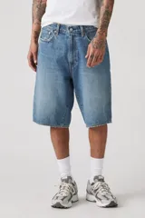 Bermuda de jean celeste, corte ancho y largo a la rodilla.