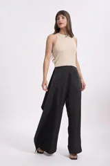 Blusa corta tejida de punto con lurex color celeste, de breteles anchos y corte ajustado.