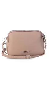 Bandolera pequeña color negro, de material símil cuero, con correa fina y herrajes plateados.