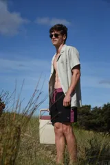 Short de baño color bordó con cintura elastizada y cordón ajustable.