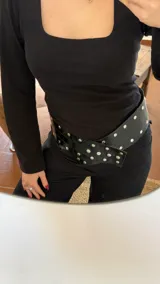 Faja ancha de ecocuero negro con textura símil cocodrilo y apliques de tachas plateadas.