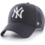 Gorro rojo de béisbol con logo de los New York Yankees bordado en blanco y logo de la marca 47 en el lateral.