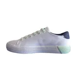 Championes Lacoste Gripshot de lona blanca con detalles en azul marino en el talón y verde agua en los cordones y la suela.