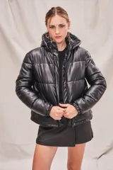 Campera de cuero vegano con capucha desmontable, de calce al cuerpo y estilo clásico.