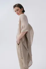 Ruana tejida con lurex, color negro con detalles en verde.