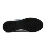 Zapatillas deportivas para hombre, de color negro con detalles en gris y suela adecuada para césped sintético.