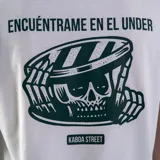 Remera blanca de manga corta con cuello redondo y logo estampado en el pecho.