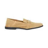 Mocasín marrón de gamuza con aplique de cadena dorada en el empeine.