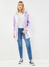 Chaqueta impermeable verde con capucha y cierre frontal, de corte ajustado con cintura elástica.