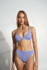 Top de bikini negro con textura arrugada, corte clásico y breteles anchos.