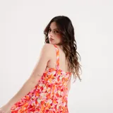 Vestido midi con tirantes finos y estampado de arabescos en tonos vibrantes.