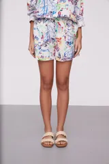 Short blanco con estampado multicolor de dibujos abstractos y geométricos.