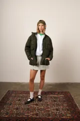 Campera reversible verde y azul, de diseño oversized y tela a prueba de agua, ideal para todas las estaciones.
